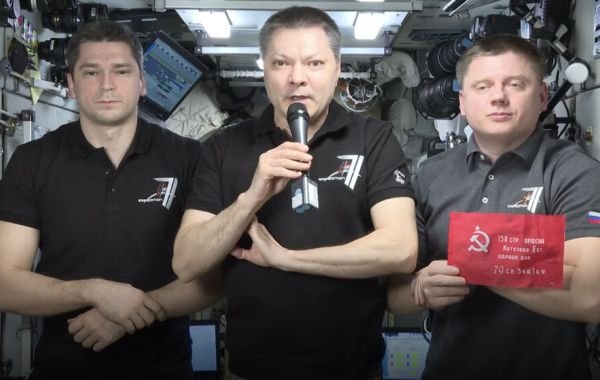 Российские космонавты с МКС поздравили соотечественников с Днем Победы