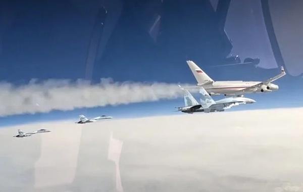 Песков: истребители сопровождали самолёт Путина в целях безопасности