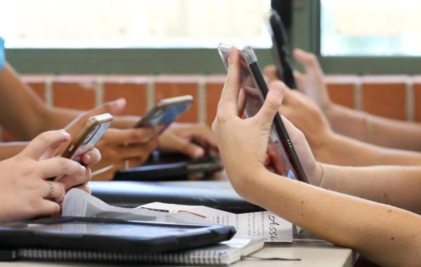Госдума запретила школьникам использовать телефоны во время уроков