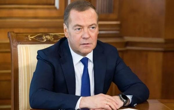 Медведев допустил внесение точечных изменений в Конституцию РФ