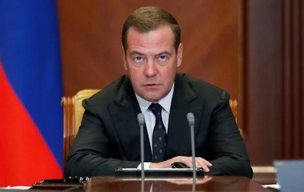 Медведев заявил об отсутствии у России "красных линий" в отношении Франции