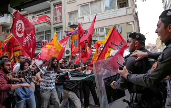 В городах Турции прошли массовые протесты со стрельбой на улицах