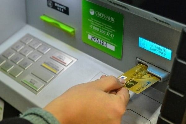 В России ввели новые правила выплаты зарплат на карты