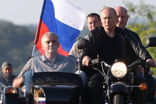 В ГИБДД ответили на призыв оштрафовать Путина за езду без шлема