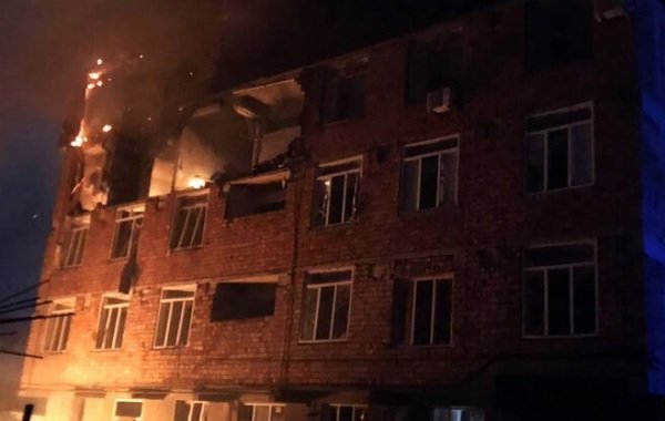 В жилом доме в Махачкале взорвался газ и начался пожар