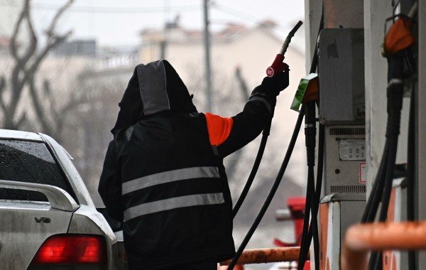 В Госдуме сочли невозможным удержание низких цен на бензин