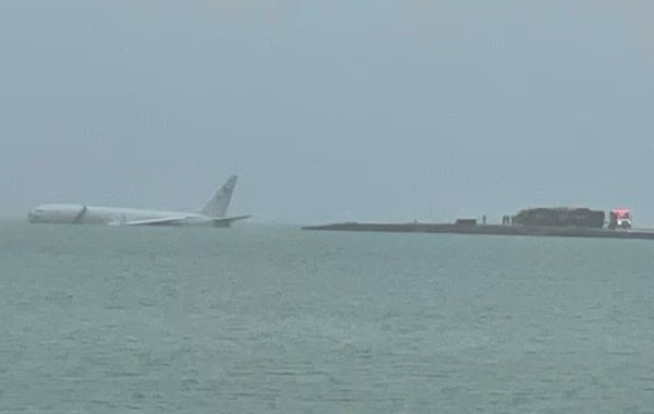 На Гавайях американский военный самолёт P-8 Poseidon выкатился за пределы аэродрома и упал в океан
