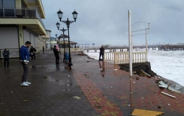 Из-за шторма в Крыму почти 500 тысяч человек остались без электричества