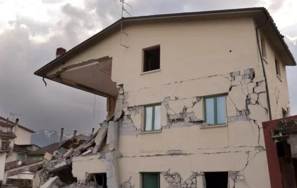 Наводнение в Сочи привело к разрушению многоквартирного жилого дома