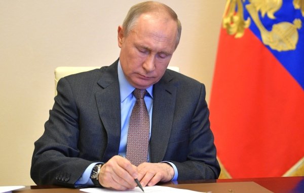 Путин подписал закон о приостановке индексации зарплат госслужащих до 2025 года