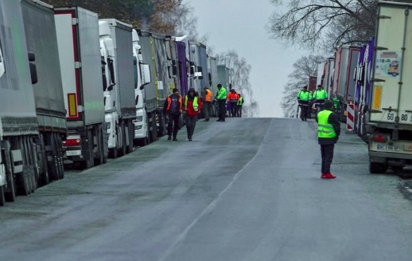 Кабмин Польши попросил Украину отменить регистрацию пустых фур из ЕС