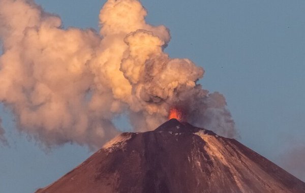 Ключевской вулкан на Камчатке выбросил пепел на высоту 14 километров