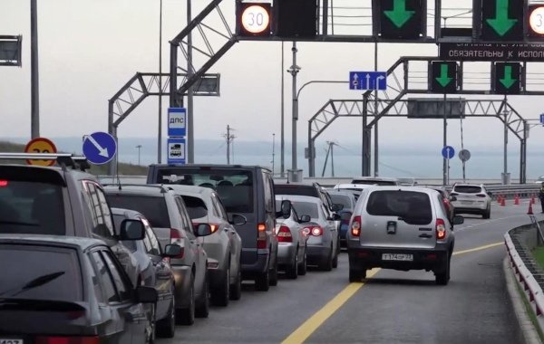 Проезд по Крымскому мосту 4 ноября затруднен, на досмотре более 100 автомобилей