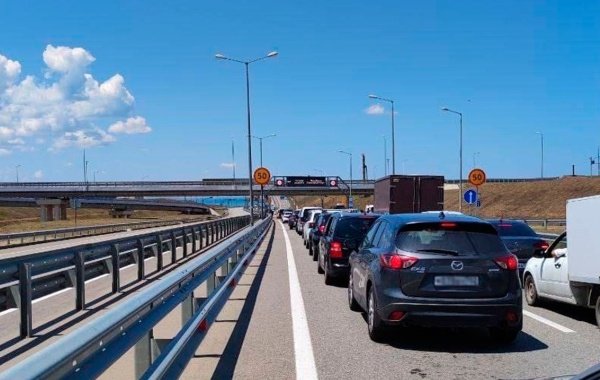 Перед Крымским мостом накануне собралась очередь из автомобилей со стороны Тамани