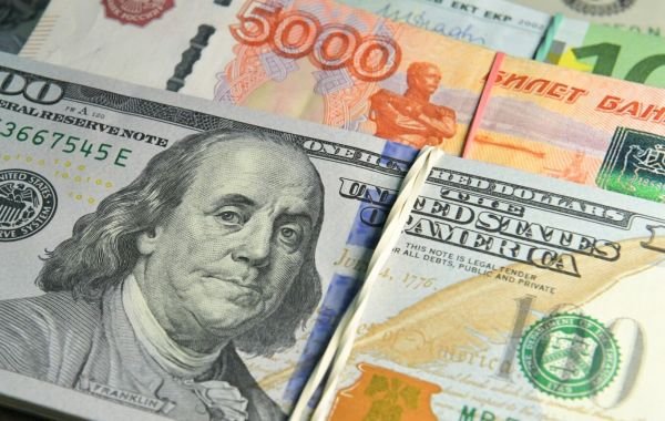 Курс доллара на Мосбирже опустился ниже 92 рублей впервые с конца октября