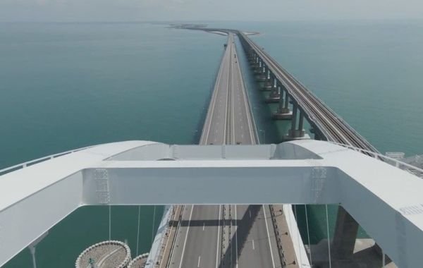 Движение по Крымскому мосту возобновлено после часа ограничений