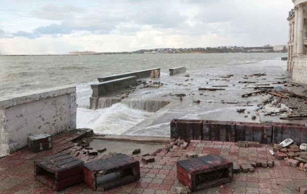 Аксёнов сообщил, что пять человек погибли из-за шторма в Крыму