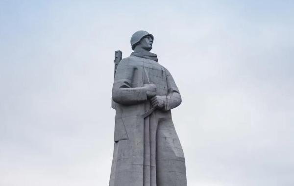 Жители двух сёл на западе Украины отказались сносить советские памятники