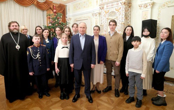Владимир Путин в канун Рождества встретился с семьями военных, погибших на СВО