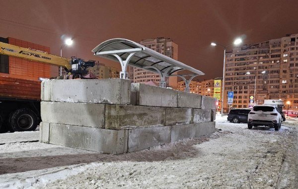 После обстрелов в Белгороде начали укреплять остановки бетонными блоками