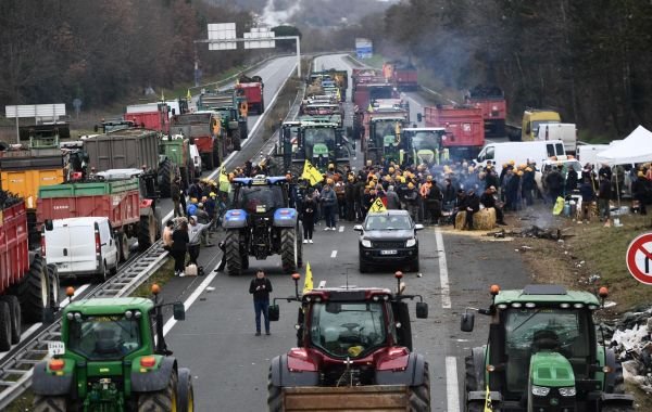 Французские фермеры пообещали полностью заблокировать ввоз продуктов в Париж