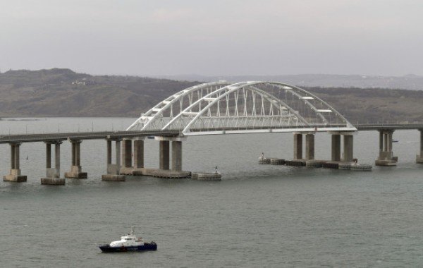 По Крымскому мосту временно ограничивали движение в ночь на 1 февраля