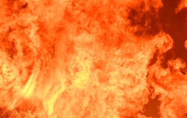 В Волгограде после атаки бесплотника возник пожар на НПЗ "Лукойл"