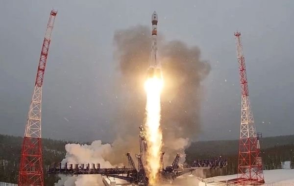 С космодрома Плесецк запущена ракета-носитель с военным спутником