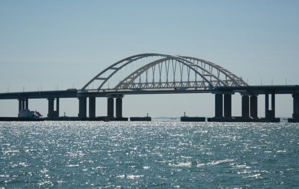 Движение по Крымскому мосту возобновлено после кратковременной приостановки