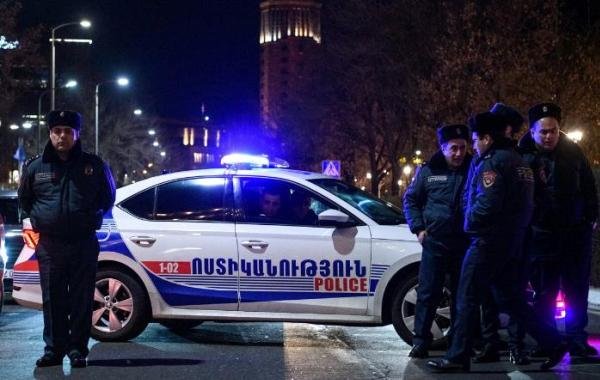 Спецназ обезвредил напавшего на отделение полиции мужчину в Ереване