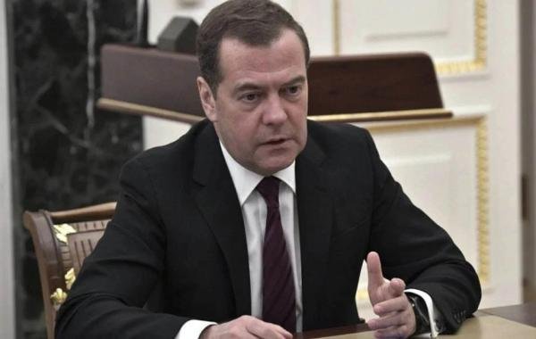 Дмитрий Медведев оценил идею Франции отправить войска на Украину