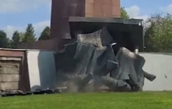 В украинском городе Ровно демонтировали памятник советским героям ВОВ