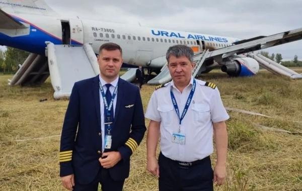 Посадивший самолет в поле под Новосибирском пилот уволился из "Уральских авиалиний"