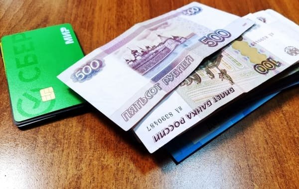 Крупные банки в России начали отменять комиссии за переводы самому себе