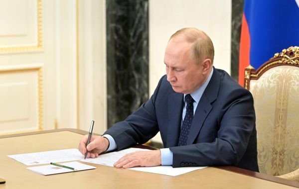 Путин поручил увеличить МРОТ к 2030 году до 35 тысяч рублей
