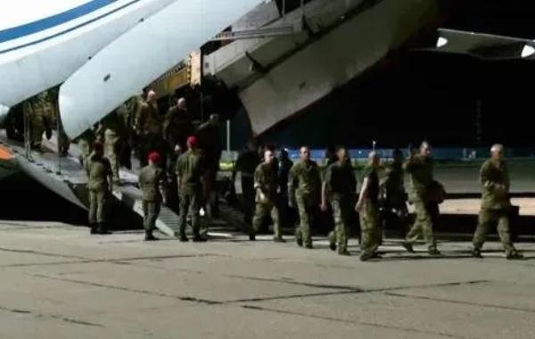 Освобожденные из украинского плена российские военные прибыли в Москву