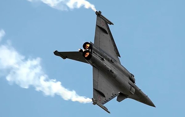 Макрон: два французских пилота погибли при столкновении истребителей Rafale