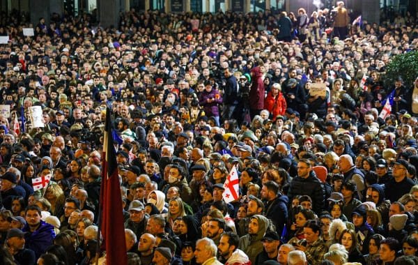 В Тбилиси проходят массовые протесты у здания парламента