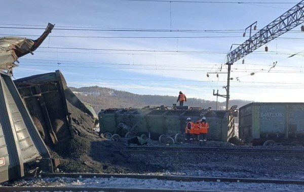 На Забайкальской железной дороге столкнулись два поезда, с рельсов сошли 42 вагона