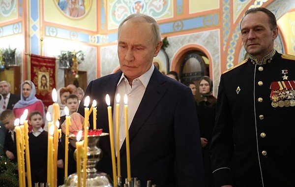 Владимир Путин встретил Рождество в храме с военнослужащими и их семьями