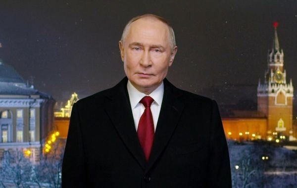 Владимир Путин обратился с новогодним поздравлением из Кремля