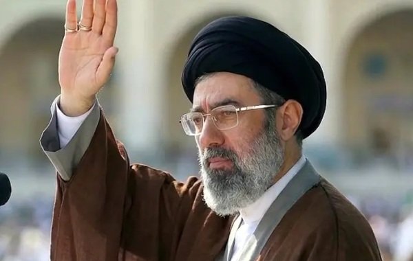 На Западе заявили, что новый верховный лидер Ирана потерял ногу и впал в кому после авиаудара по Тегерану