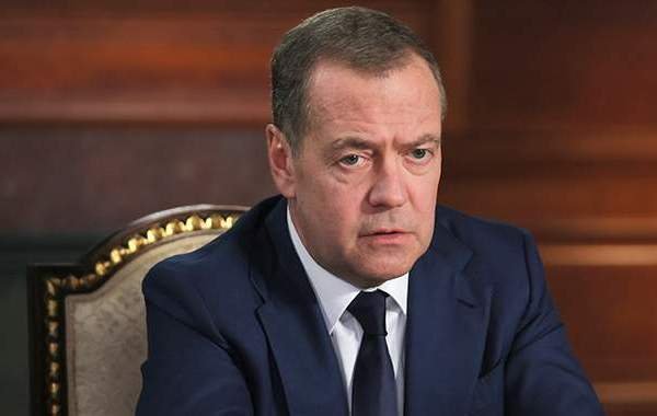 Медведев: Макрон из-за насмешек Трампа может признать правоту РФ по Украине