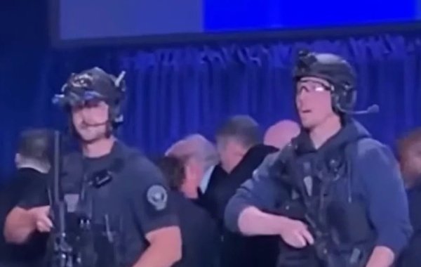 Трампа эвакуировали с мероприятия в Вашингтоне после выстрелов в зале