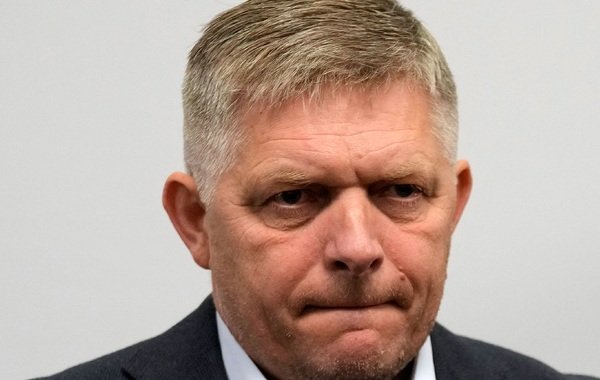 Фицо: русские встают на колени, только чтобы завязать шнурки на ботинках