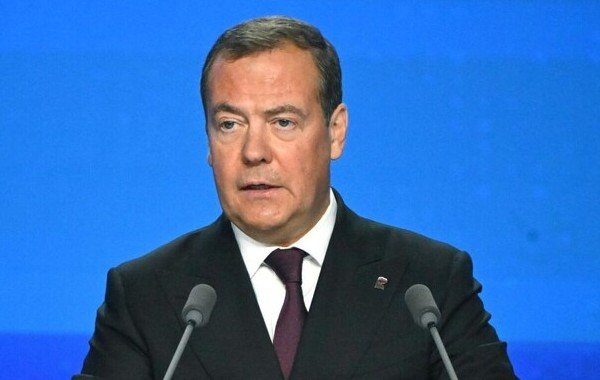 Медведев: перемирие нарушено, Ормузский пролив вновь перекрыт