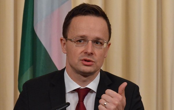 Сийярто назвал оскорбительными обвинения Венгрии в службе интересам России