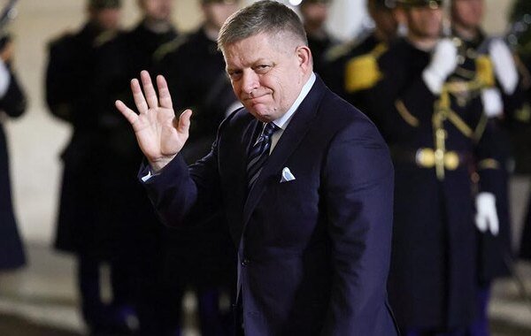 Сикорский: Польша пропустит Фицо в Москву, если он разморозит помощь Киеву