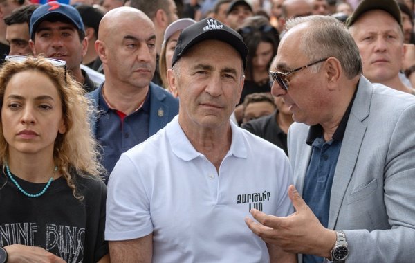 В Ереване прошёл многотысячный митинг сторонников бывшего президента Кочаряна