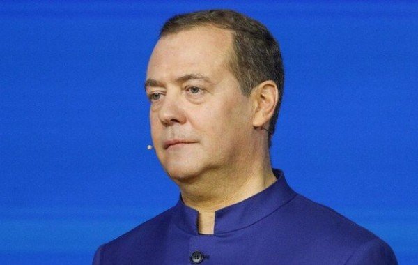 Медведев предложил вернуть России польский дворец Бельведер